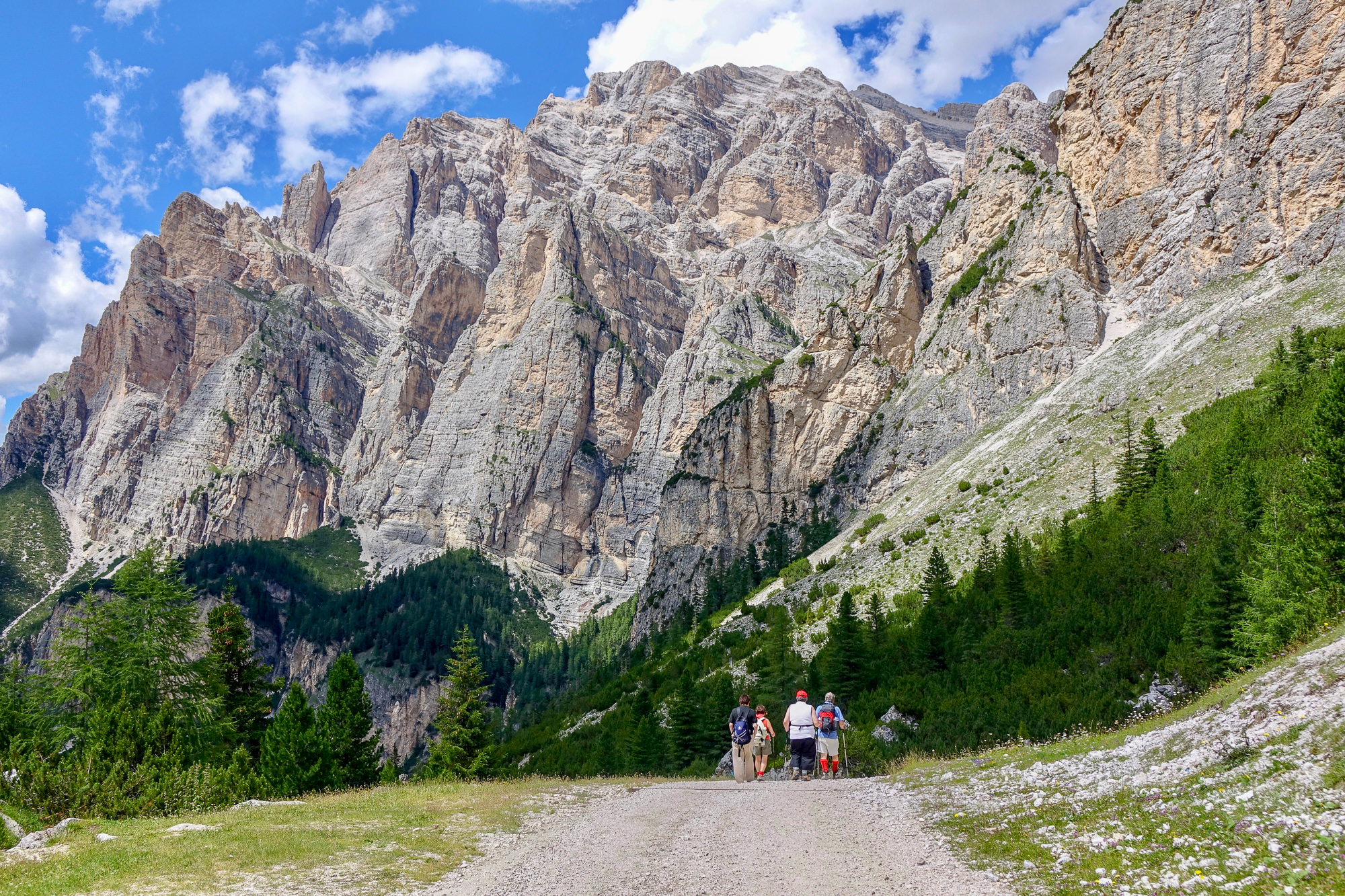 Rifugio Scotoni Hikers and mountains