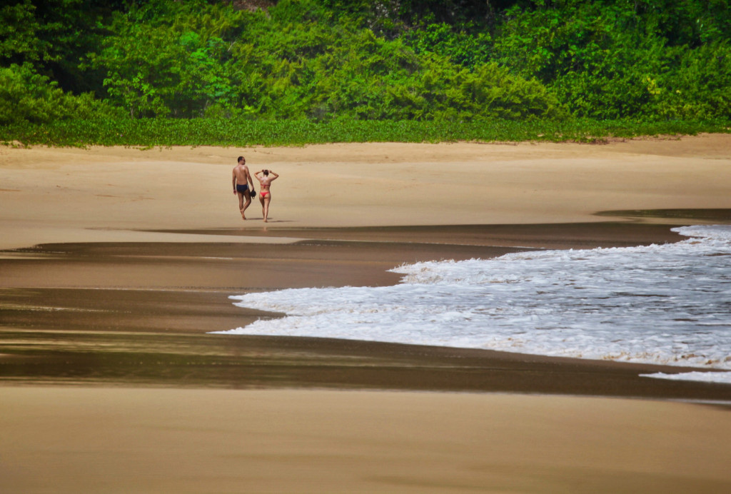 Praia do Sancho Fernando de Noronha beach couple