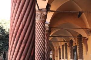 Bologna knurled columns