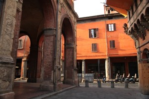 Bologna corner columns