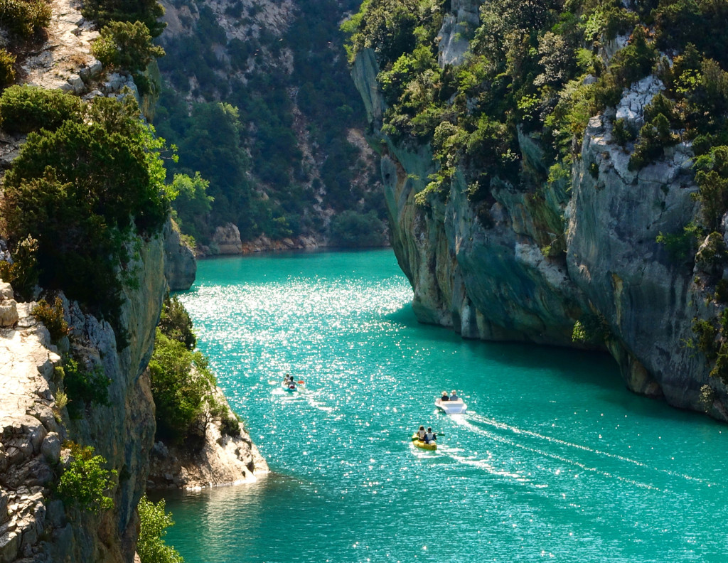 Gorge du Verdon boaters in canyon