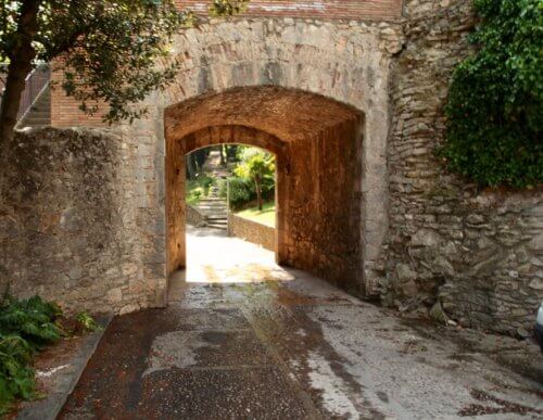 Girona castle wall doorway