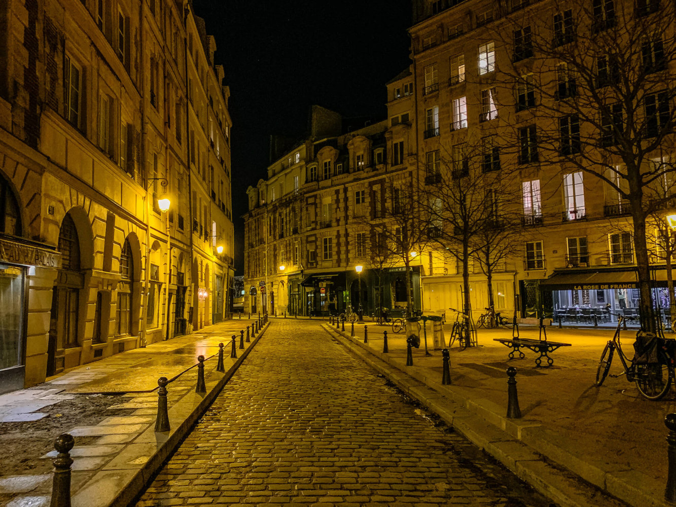 Place Dauphin at night