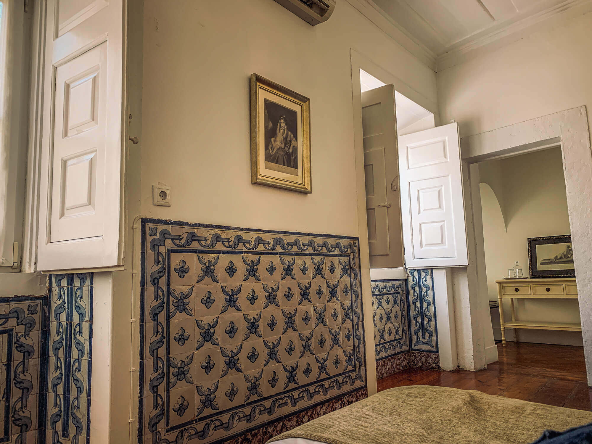 Palacio Ramalhete tile in room
